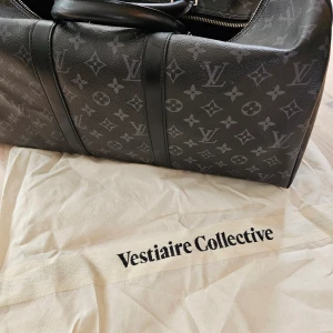 Louis vuitton keepal 45 - LV keepal 45. Inköpt för 5år sen på Vestiaire. Fint skick med små märken, dock saknas axelrem, nyckel till hänglås och tagg. 
