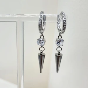 Handgjorda örhängen  - Handgjorda örhängen ● Material- 100% rostfritt stål,kristall ●Längd -4,5cm Vattentåliga, ändrar inte färgen! Köp för 60kr/st eller 120kr/paret. Följ :@ekjewelryofficial🤲   