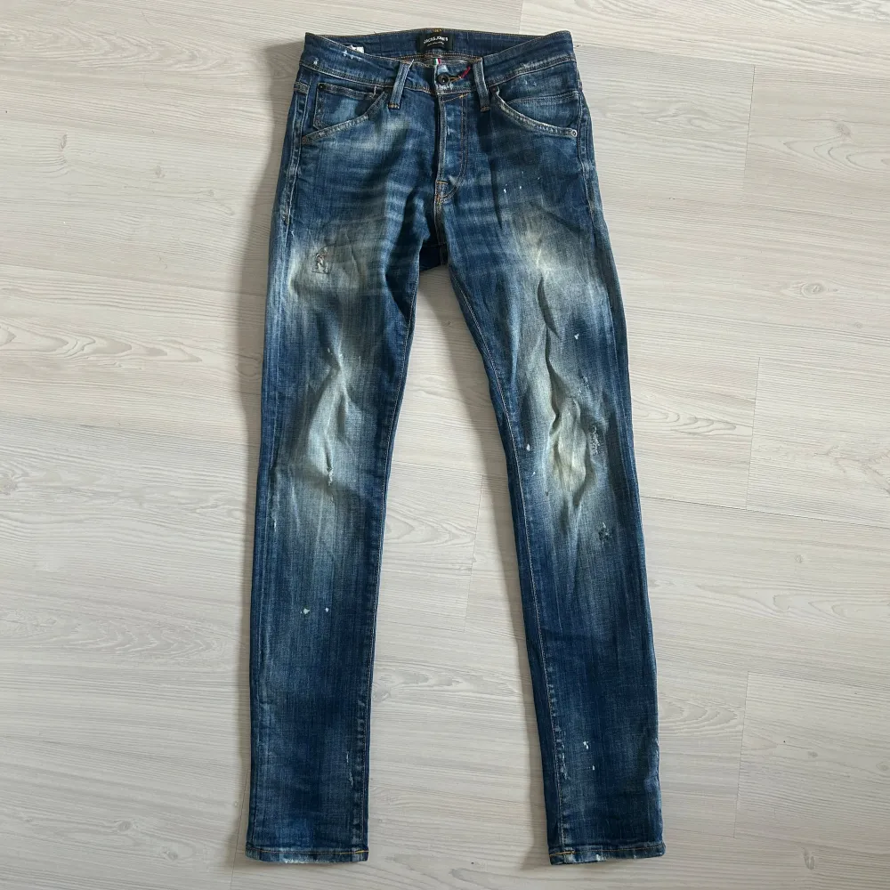 Tja säljer nu ett par jeans från Jack&Jones i storlek W28 för endast 299kr! Passar även W27 & W29 då dom är väldigt stretchiga. Sällsynt modell då dom inte säljs längre. Pris är ej hugget i sten, hör av dig i dm vid funderingar 🙌. Jeans & Byxor.