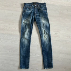 Dsquared liknande jeans  - Tja säljer nu ett par jeans från Jack&Jones i storlek W28 för endast 299kr! Passar även W27 & W29 då dom är väldigt stretchiga. Sällsynt modell då dom inte säljs längre. Pris är ej hugget i sten, hör av dig i dm vid funderingar 🙌