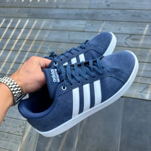 Adidas CF Avantage - Adidas CF Avantage sneakers, riktigt sköna och snygga. Bara använda 1 gång, skick 10/10! 42 2/3 Skriv för frågor!