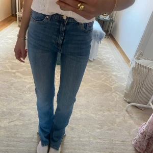 Jeans  - Super snygga verkligen!!💓Innerbens längd: 83. Storlek M. Köparen står för frakt. 