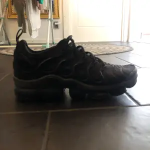 Nike vapormax skor i storlek 41. Skorna är använda med i ganska bra skit. Det finns två slitage det är två hål vid tårna.