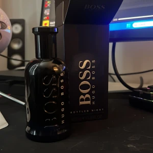 Hugo Boss Parfym - Säljer min Hugo Boss Bottled Night som jag fick i present, har aldrig använt, kommer med box också, 100ml, EDT (org.pris 1200) 