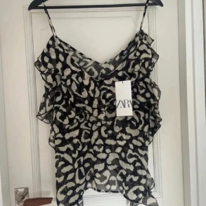 Zara topp - Helt ny topp!! Från zara men köpt här på plick💞 Nypris 379kr men säljer för 200kr