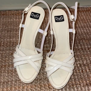 DOLCE & GABBANA klackar - Så snygga klackar från Dolce & Gabbana🤍 Har tyvärr inte kvitto eller förpackning, då det är min farmors gamla. Storlek 38 1/2 och tyvärr för små för mig.  (Fler bilder finns vid intresse)