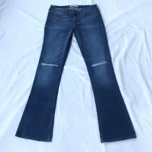 fina lågmidjade bootcut jeans med slitningar från Abercombie storlek W26 L31. Jeansen är som nya, använd två gånger 