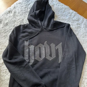 Hov1 merch  - Helt oanvänd Hov1 merch, hoodie med rhinestones och ingen har ramlat av. Skriv för fler bilder 💕