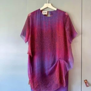 Klänning Acne - Klänning Acne Storlek 38 Använd många gånger.  Finns lite små defekter, men har mycket kvar att ge.