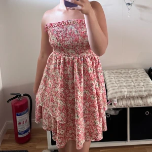 Sommarklänning  - Blommig off-shoulder. Knappt använd