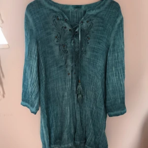 Vintage Boho Hippie Känning/Tunika - Vintage ärvt tunn klänning/tunika. Antagligen ganska gammal, ser lite "sliten" eller mer använd ut men fortfarande super fin. 