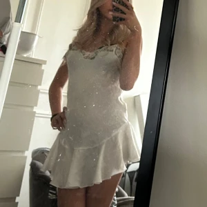 Nattlinne - Jätte fint siden liknande nattlinne med spets och lowwaist volangkjol🤍 Tänkt som festklänning men kjolen satt tyvärr för långt upp på mig därav jätte fint skick inga fläckar🤍 (Sista bilden från förra ägaren samma klänning)