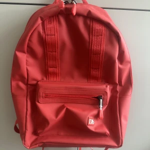Douchebag ryggsäck 16L - the æra, 16L. i superbra skick, knappt använd. säljs då jag aldrig använder 😺 