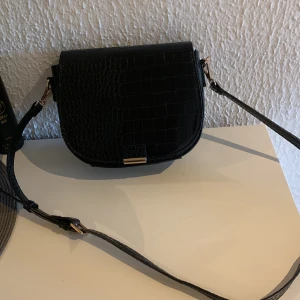 liten väska - liten söt väska från åhlens helt ny knappt använd❤️