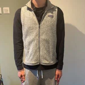 Patagonia Väst - Hej! Säljer nu denna skitfeta patagonia västen i väldigt bra skick! Storlek S och passar perfekt nu till sommarn.