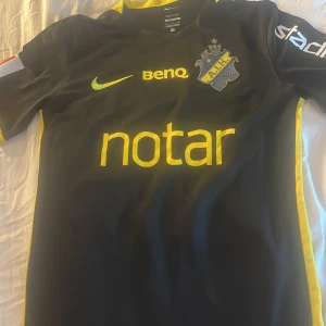 AIK trjöja -  Skön fin AIK tröja säljer för att den inte kommer till användning 😍 använd av riktig spelare en liten repa på tröjan så sänker priset 