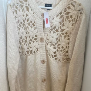 Kofta - Stickad kofta med blommor🫶🏼