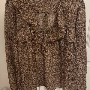 Leopard blus - Jätte fin leopard volangblus i bra skick