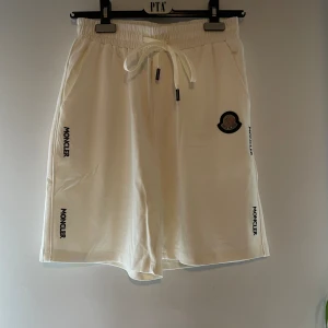 Moncler shorts - Aldrig använda Moncler shorts riktigt fina. Hör av dig om du har någon fundering😀