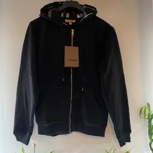 Svart Burberry hoodie - Säljer nu min aldrig använda burberry hoodie i storlek M. Hör av dig om du har några frågor😀