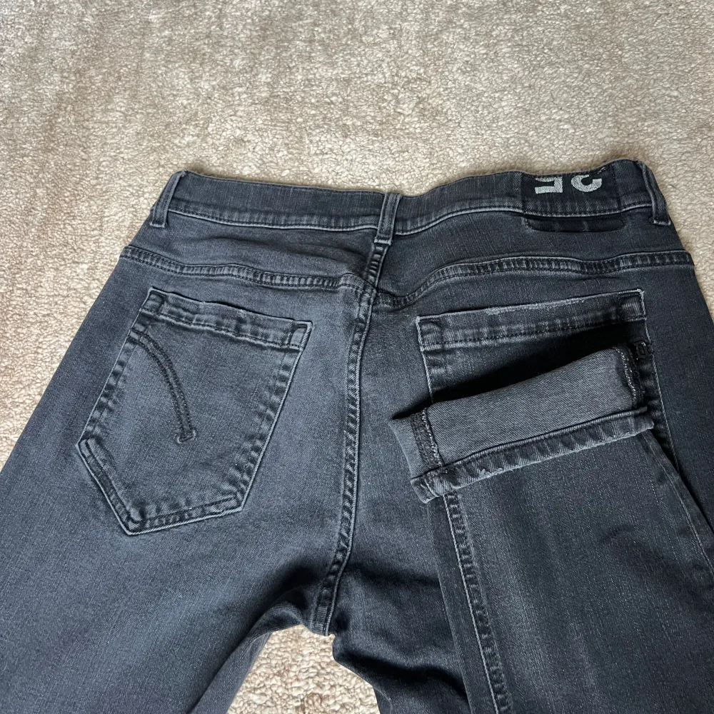 Dondup Jeans i storlek 35 (mindre i storleken, som alla dondup jeans) mycket bra skick, skulle säga 9/10 . Jeans & Byxor.