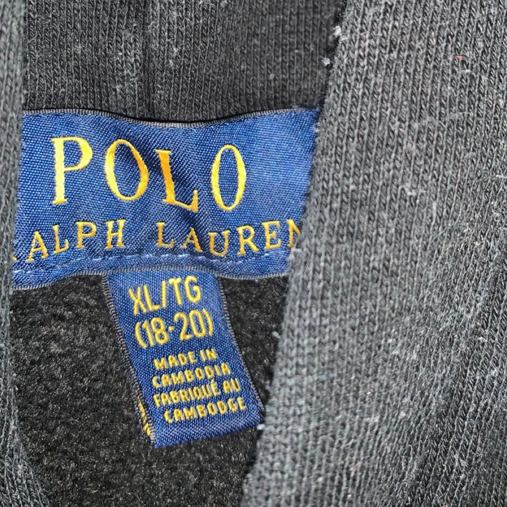 En svart Ralph lauren hoodie skick 8/10 storlek 18-20 = S i vuxen storlek. Hoodies.