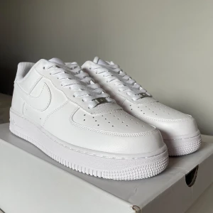 Nike Airforce 1 - Helt nya Airforce 1, aldrig använda inte ens testade. Kom med ett schysst pris så löser vi en bra affär. Hör av dig om du har några frågor?😀