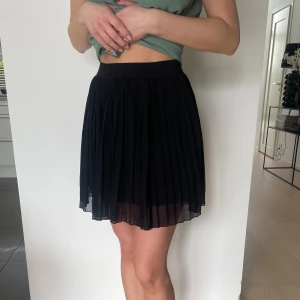 Svart kort kjol - Fin enkel svart kort kjol, använd endast ett fåtal gånger🥰🖤