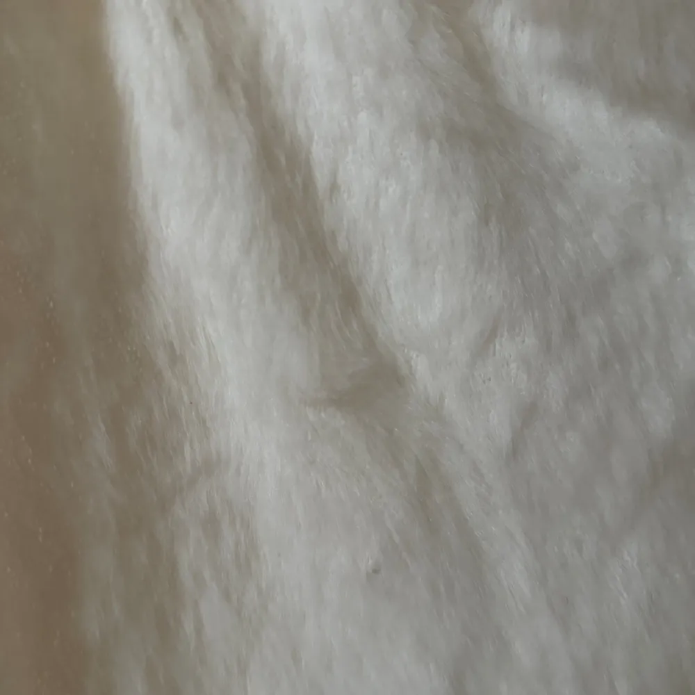 Superfin offshoulder tröja som är i nysskick då den är använd en gång i pälsmaterial!. Stickat.