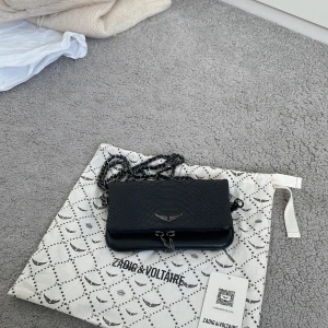 Zadig & Voltaire väska - Säljer min jätte fina Zadig & Voltaire väska då den inte kommer till användning. Inga defekter , använd 1 gång så som ny  , nypris 2200kr!💞