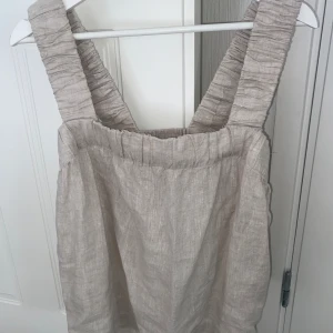 Linne topp - Säljer min topp i Linne då den aldrig används dvs. nyskick.