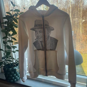 Costino zip hoodie - Rhinestonehoodie i mycket bra skick. Endast använd ett fåtal gånger. 