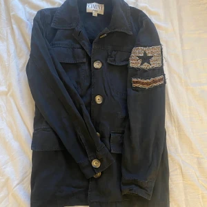 Jacka - Den är i storlek Xs men skulle säga att den passar XS-S/M. Köpt för 800kr och väl omhändertagen. Frakten ingår ej❤️