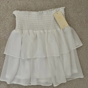 Chelsea kjol - Säljer vit volangkjol från Chelsea, helt oanvänd och lappen kvar💓