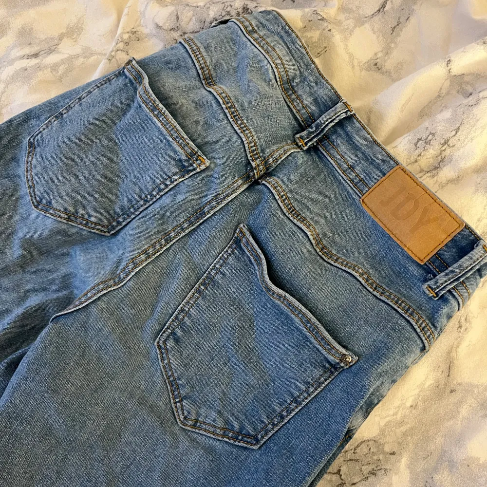 Säljer mina midwaist bootcut jeans ifrån Nelly (märke JDY)  Inga defekter och säljer pågrund av att dem inte kommer till användning🩷. Jeans & Byxor.