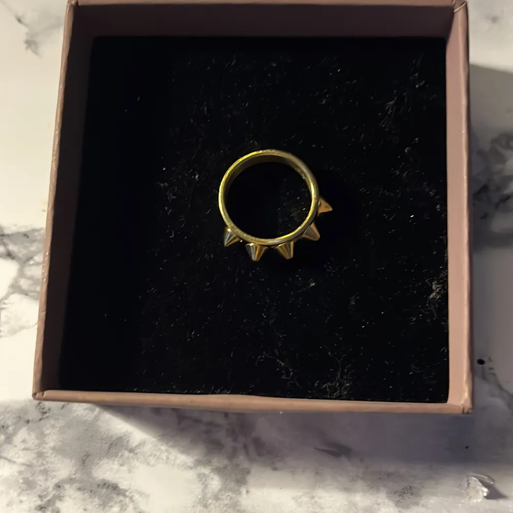 En super fin guldig Edblad ring, inga skador eller så utan säljer pga att jag gillar silver mer! Nypris 350kr Priset kan diskuteras💗 i storlek s som är 16,8 mm. Hör av er för mer bilder. Accessoarer.
