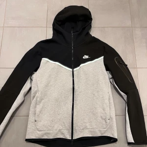 Nike tech fleece - Säljs då den inte används. Köpt på jdsports för 1100.  Skick: 9:10. Endast använd nån enstaka gång. Storlek L. Köparen står för frakt!