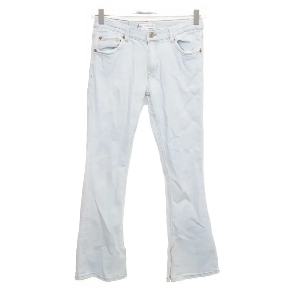 Intressekoll på mina ljusblåa bootcut jeans perfekta nu till våren. Storleken är 164 men modellen är lite kortare än vanligt. . Jeans & Byxor.