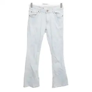 Intressekoll på mina ljusblåa bootcut jeans perfekta nu till våren. Storleken är 164 men modellen är lite kortare än vanligt. 