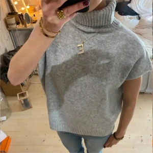 Stickad tröja ☺️ - Köpt här på Plick 💖💖 finns ingen storlek och vet inte vart den är ifrån!! 