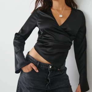 Supersnygg satin topp!! - Suuupersnygg svart satin topp, nyskick💋!!