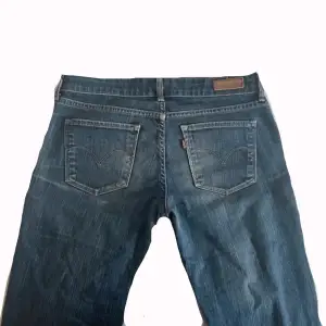 Såå coola utsvängda Levis jeans!!💕 passar storlek 36/S 