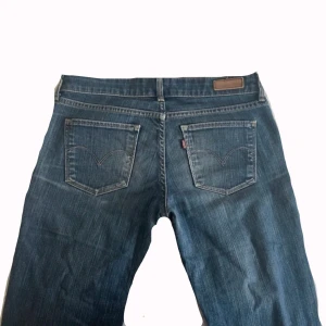Lågmidjade jeans - Såå coola utsvängda Levis jeans!!💕 passar storlek 36/S 
