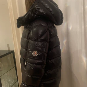 Moncler jacka  - Den är 10/10 skick har använt den få tal gånger eftersom den är för liten för mig vi kan diskutera pris 