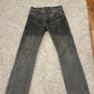 Vintage grå jeans - Lite flare i modellen. Storlek M, har vanligtvis S men de är lite stora i midjan för mig så de blir ganska lågmidjade. Cool tvätt. Köpta second hand.