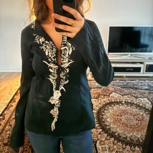 Blus - Jätte fin fest topp! De är lite utsvängd vid armarna. Knappt använd utan säljer den då den inte kommer till användning! 