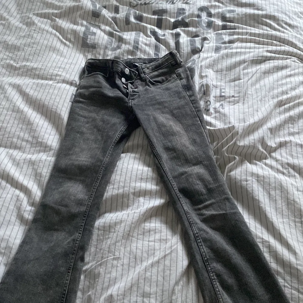 Säljer ett bar gråa jeans från hm pågrund av att dom är för korta jeansen är i nyskick och har använt fåtal gånger,köpte för cirka 300. Jeans & Byxor.