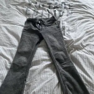 Säljer ett bar gråa jeans från hm pågrund av att dom är för korta jeansen är i nyskick och har använt fåtal gånger,köpte för cirka 300