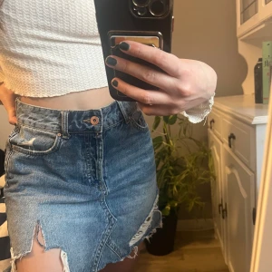 Snygg jeanskjol från Zara - Från Zara, med slitningar