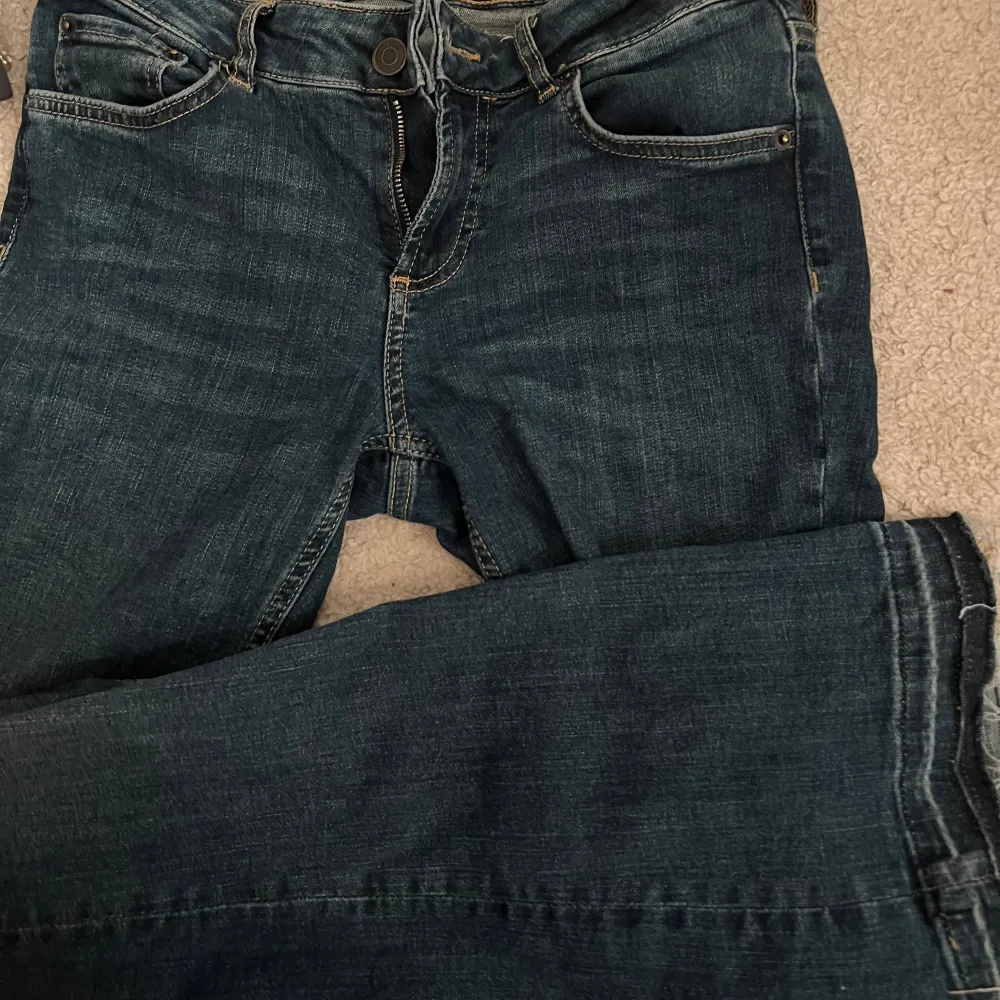 Säljer dessa lågmidjade jeans från zara då de ej kommer till användning . Jeans & Byxor.